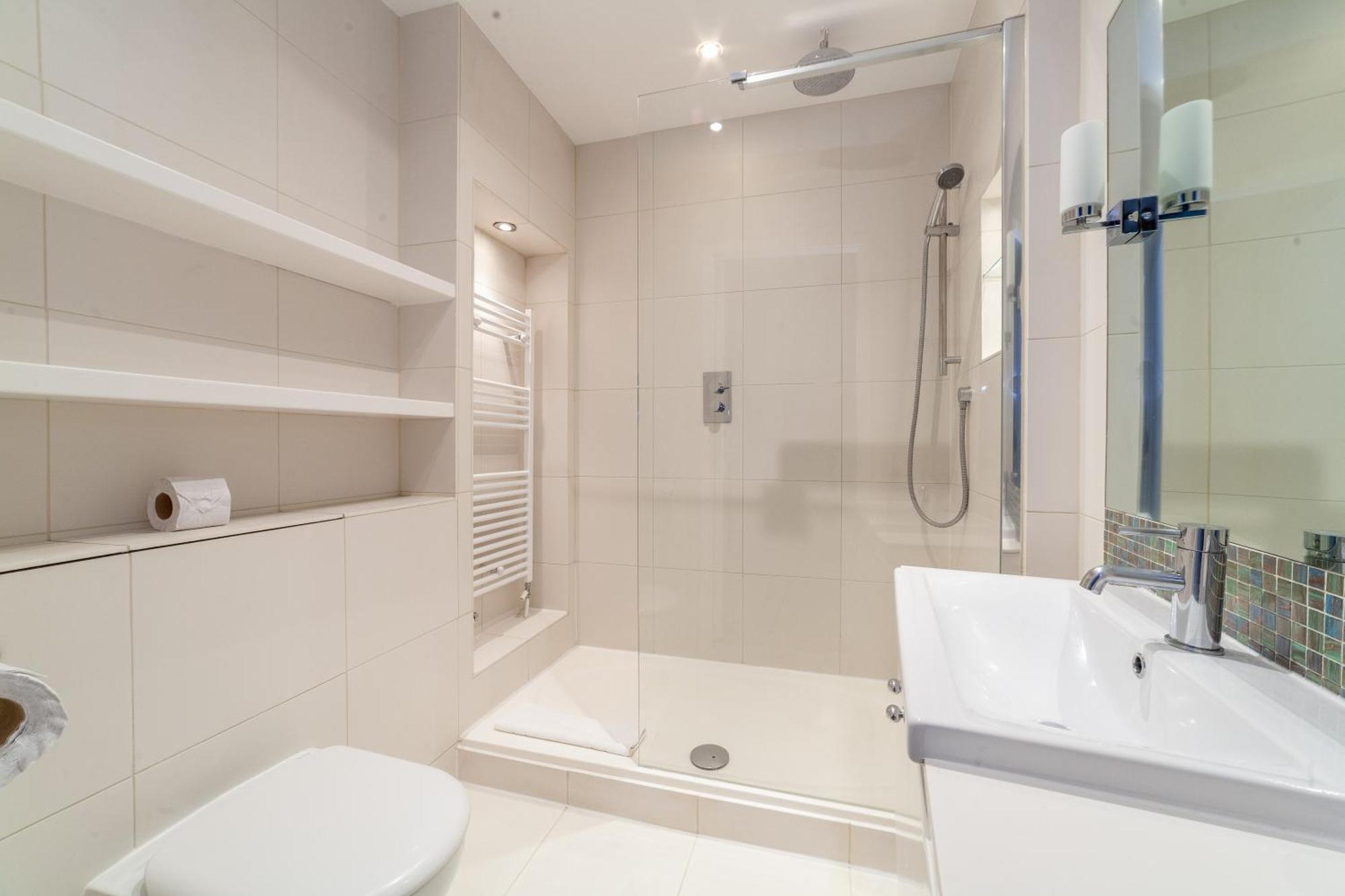 Appartamento Elegance & Chic Design - 2-bedroom Haven